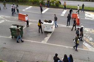 manifestantes-bloquean-la-autopista-panamericana-en-fusagasuga-cundinamarca