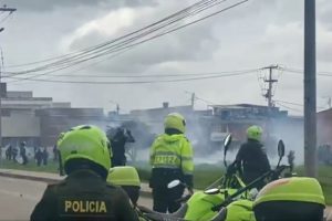 paro-nacional-manifestantes-se-enfrentan-a-la-fuerza-publica-en-facatativa-cundinamarca