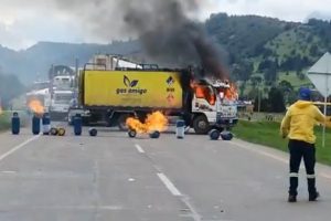 manifestantes-quemaron-camion-de-gas-en-gachancipa-cundinamarca