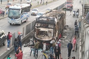 movilidad-colapsada-en-soacha-manifestantes-quemaron-un-bus-de-transmilenio