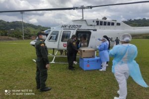 en-helicoptero-se-trasladan-las-vacunas-covid-19-a-los-lugares-apartados-de-cundinamarca