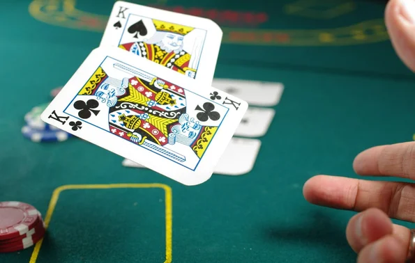 5-tipos-de-juegos-con-cartas-de-poker-que-puedes-jugar-en-casa