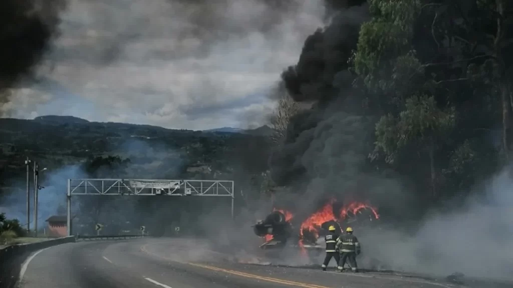 incendio-de-vehiculo-sobre-la-via-el-llano-desata-emergencia-ambiental-interrumpido-transito-sobre-la-autopista-al-llano